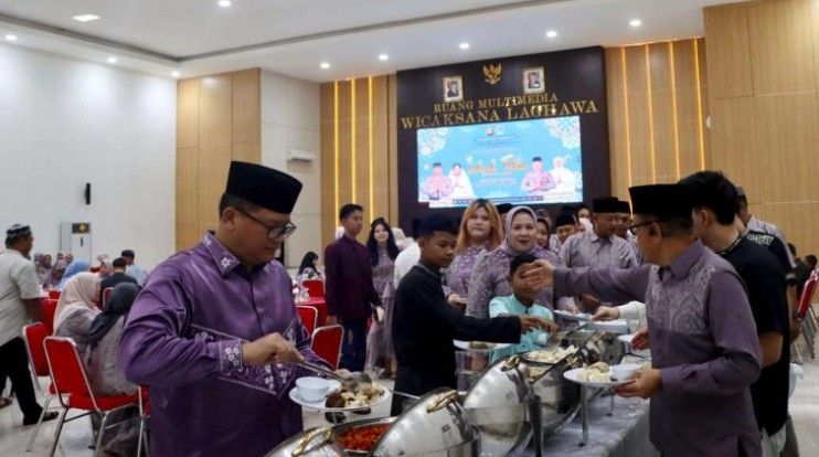 Tanpa sekat, Kapolres OKU AKBP Endro Aribowo dan Wakapolres OKU Kompol Eryadi Yuswanto tampak hangat membaur bersama keluarga besar jajaran kepolisian saat mengambil hidangan prasmanan dalam acara halal bihalal Idul Fitri.