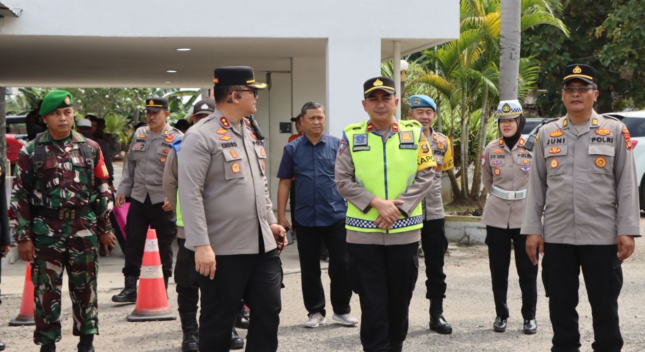 Kapolres OKU, AKBP Endro Aribowo inspeksi Pos Pam di Stasiun Baturaja.