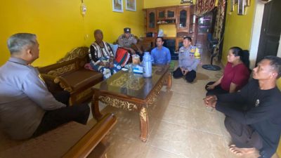 Kapolsek Baturaja Timur AKP Azwan melayat ke rumah duka korban mie ayam maut.