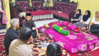 melayat ke rumah duka