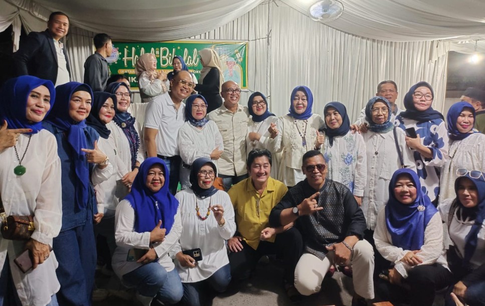 Para alumni, yang sebagian besar mengenakan pakaian seragam putih-biru, tampak bahagia di bawah tenda acara yang dihiasi spanduk bertuliskan "Halal Bihalal" dan "IKATAN ALUMNI SMP NEGERI 2 Ogan Komering Ulu".