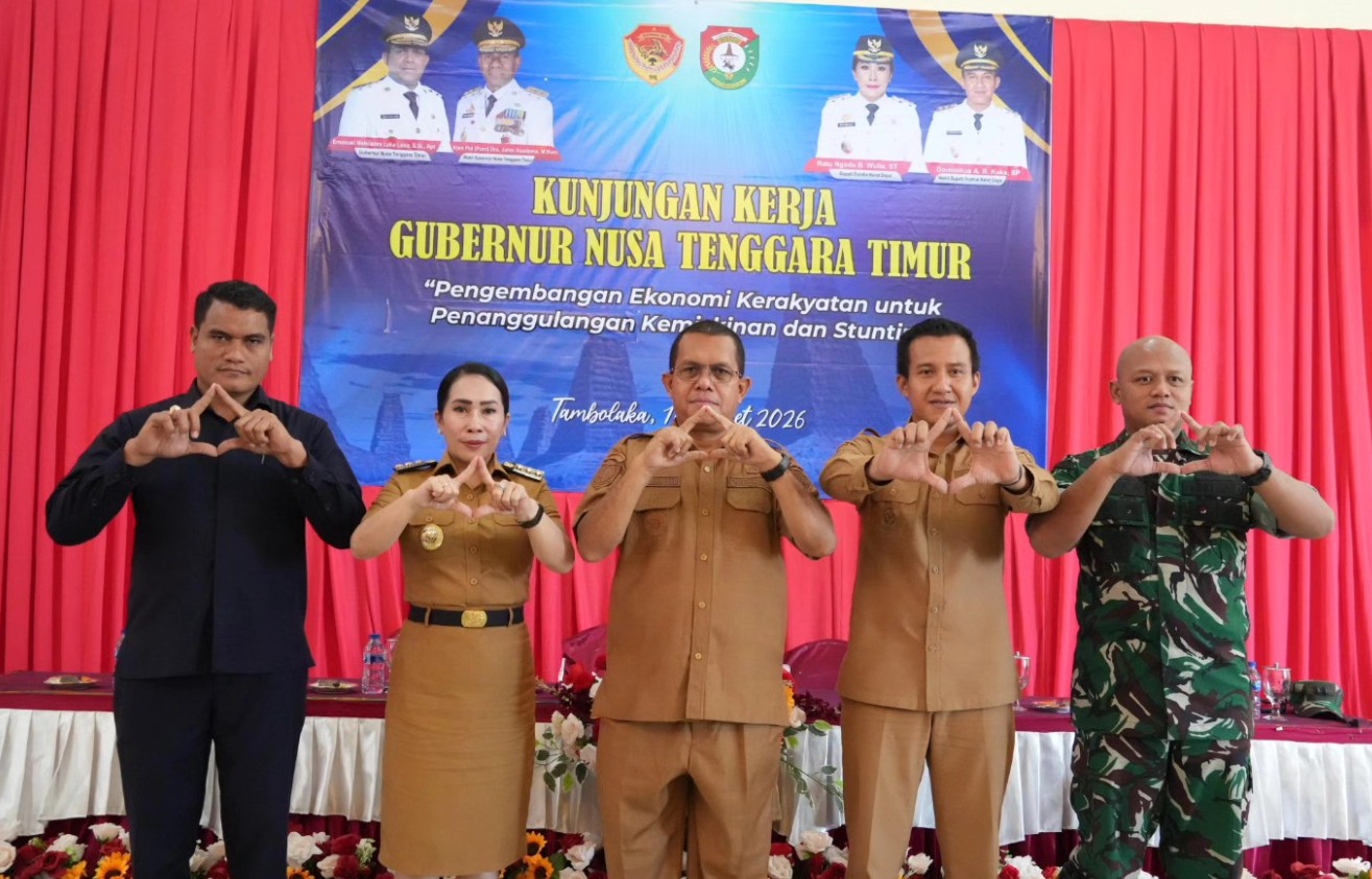 FOTO BERSAMA Gubernur NTT Emanuel Melkiades Laka Lena, Bupati Sumba Barat Daya (SBD) Ratu Ngadu Bonnu Wulla didampingi Wakil Bupati SBD Dominikus Alphawan Rangga Kaka, perwakilan TNI, dan pejabat lainnya, berpose simbolis dengan kedua tangan membentuk simbol Sumba Barat Daya di Aula Kantor Bupati SBD, Senin (16/03/2026).