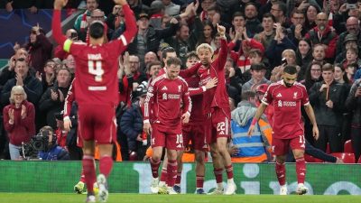 Kegembiraan di Anfield: Para pemain Liverpool merayakan salah satu gol mereka dalam kemenangan telak 4-0 atas Galatasaray di Stadion Anfield.