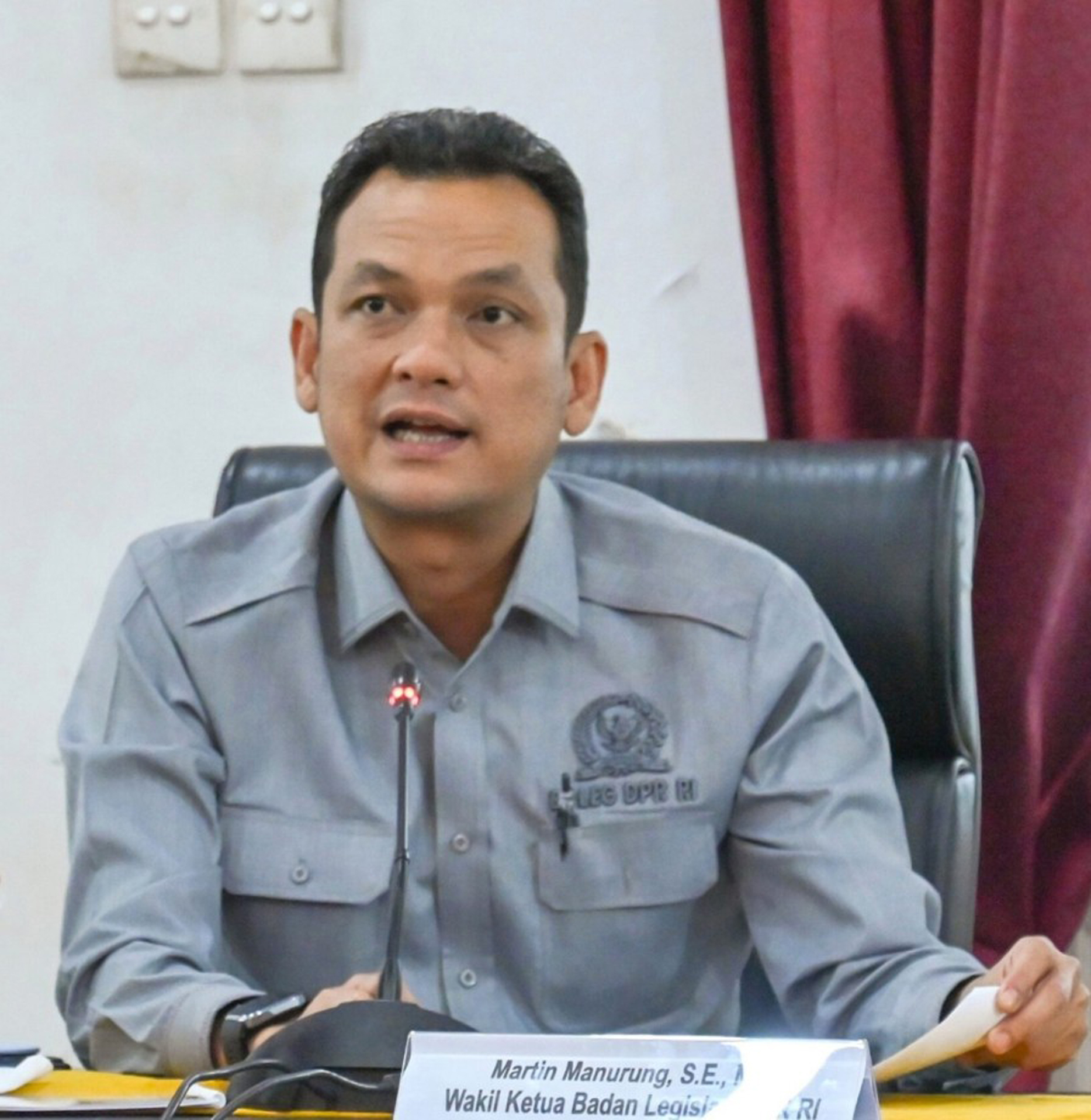 Martin Manurung, S.E., Wakil Ketua Badan Legislasi (Baleg) DPR RI, Baleg akan segera menindaklanjuti putusan Mahkamah Konstitusi terkait formulasi ulang hak pensiun pejabat tinggi negara.