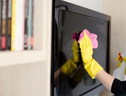 Cara Aman Bersihkan Layar TV