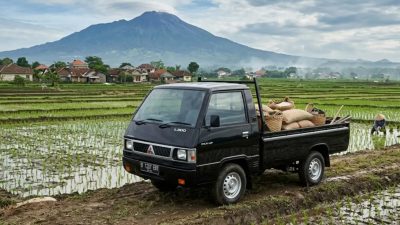 ANDALAN DISTRIBUSI: Potret Mitsubishi L300 saat membawa muatan hasil panen di area persawahan, membuktikan kapasitas kargo dan tenaga mesinnya yang mumpuni.