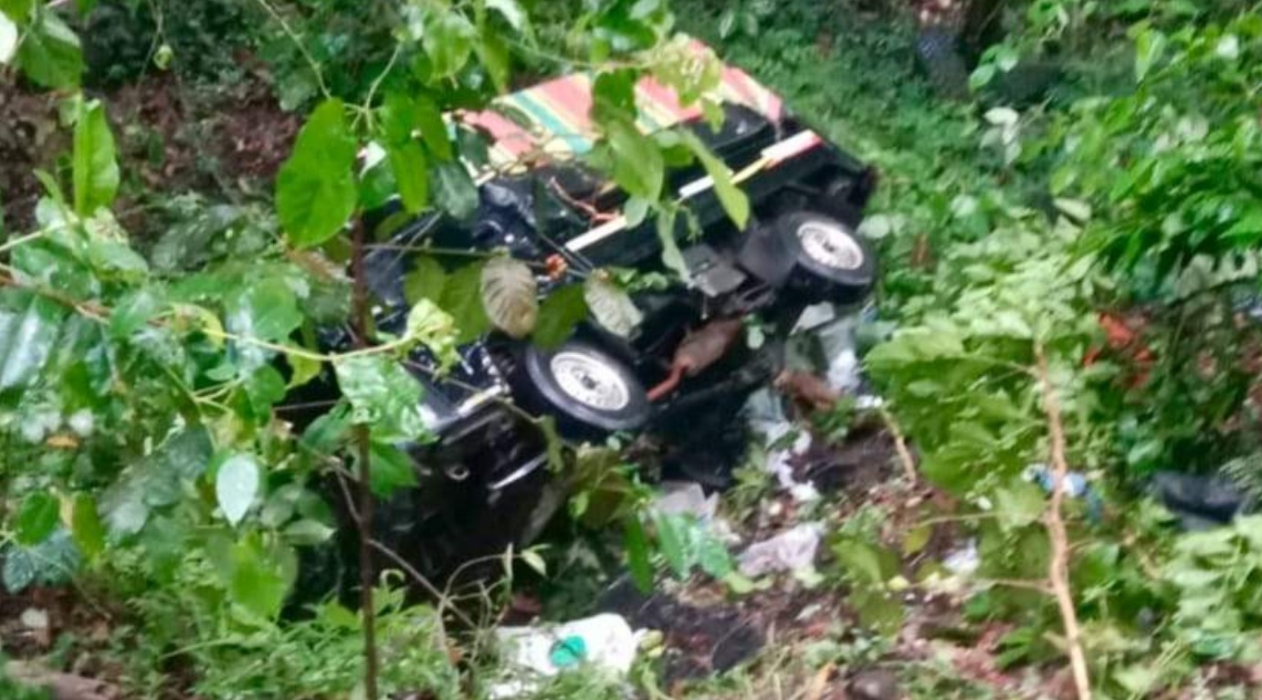 Minibus terperosok ke jurang di tengah hutan.