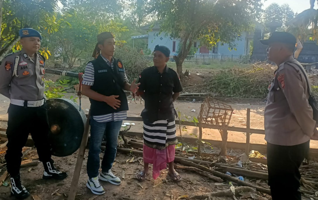 Polisi memantau situasi di desa-desa yang mayoritas warganya merayakan Hari Raya Nyepi di kediaman masing-masing.