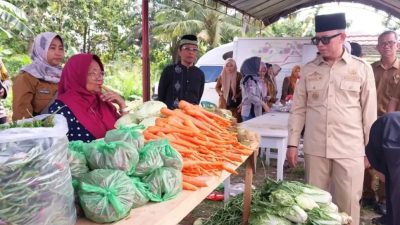 Bupati OKU, H. Teddy Meilwansyah, meninjau langsung pelaksanaan Gerakan Pasar Murah di Sukaraya, Senin (16/3). Melalui program ini, masyarakat bisa mendapatkan paket sembako senilai Rp133.000 hanya dengan harga Rp50.000 saja!