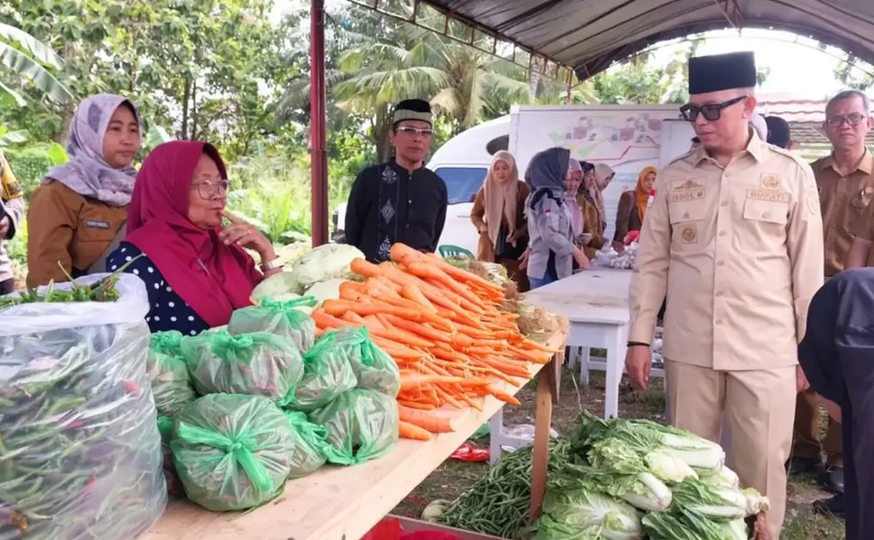 Bupati OKU, H. Teddy Meilwansyah, meninjau langsung pelaksanaan Gerakan Pasar Murah di Sukaraya, Senin (16/3). Melalui program ini, masyarakat bisa mendapatkan paket sembako senilai Rp133.000 hanya dengan harga Rp50.000 saja!