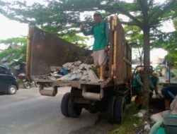 DLH OKU Bersihkan Jalan Mayor Iskandar
