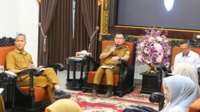 Wakil Bupati OKU, Marjito Bachri, memberikan arahan saat audiensi bersama BPJS Ketenagakerjaan. Pemkab OKU menegaskan komitmennya untuk melindungi ribuan pekerja non-ASN.