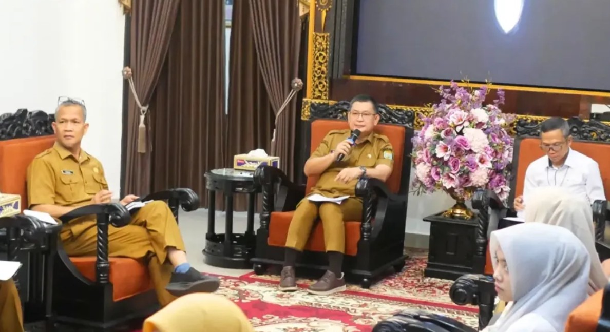 Wakil Bupati OKU, Marjito Bachri, memberikan arahan saat audiensi bersama BPJS Ketenagakerjaan. Pemkab OKU menegaskan komitmennya untuk melindungi ribuan pekerja non-ASN.