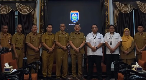 akil Bupati OKU, Marjito Bachri, berfoto bersama jajaran Pemerintah Kabupaten OKU dan perwakilan PT Jamkrindo Palembang usai pertemuan resmi.