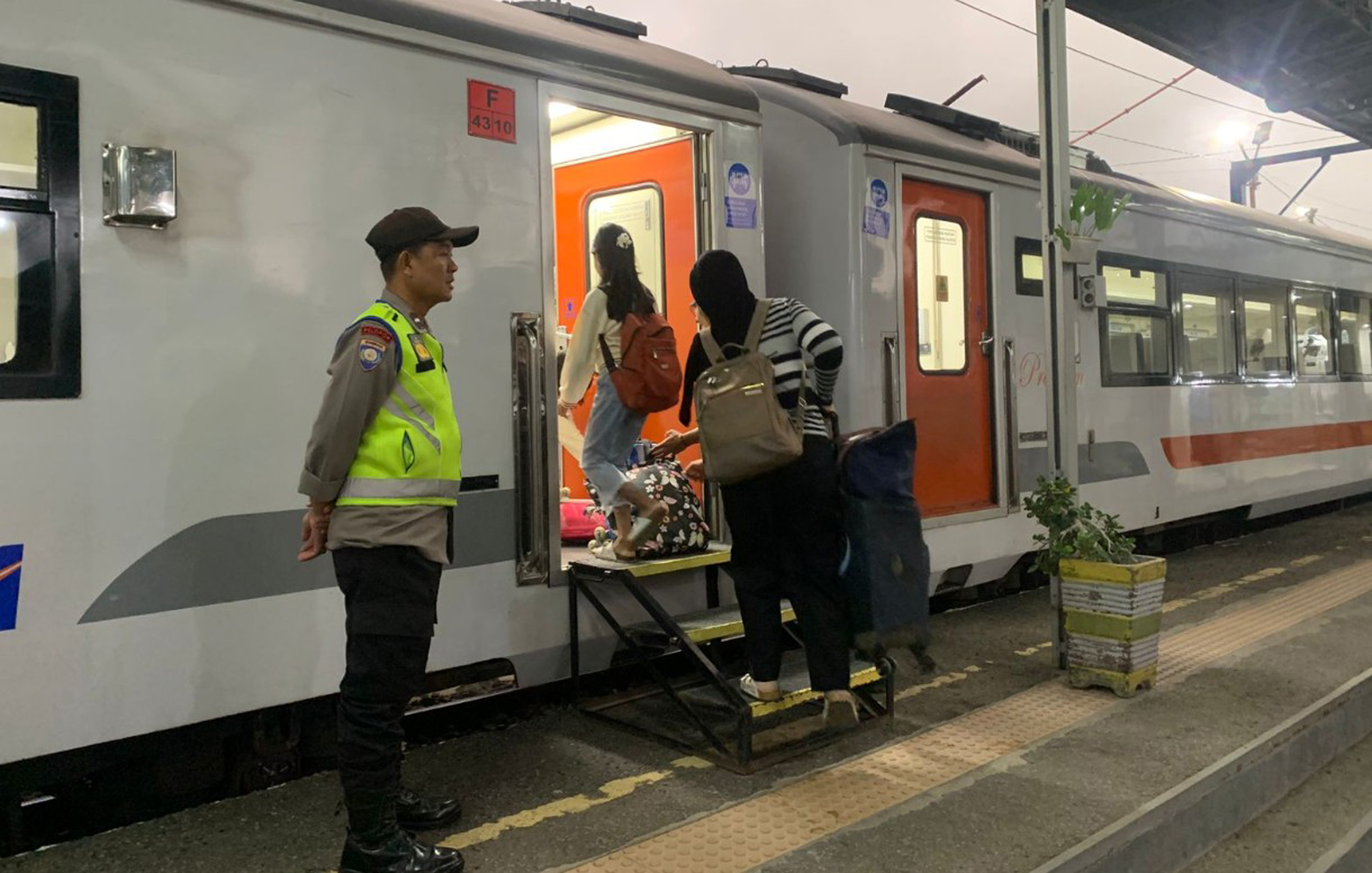 Petugas Pospam Terpadu memastikan Oktaviana dan Syifa, penumpang tujuan Tanjung Karang, naik kereta dengan aman.