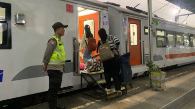 Polisi Baturaja Bantu Pemudik Tertinggal