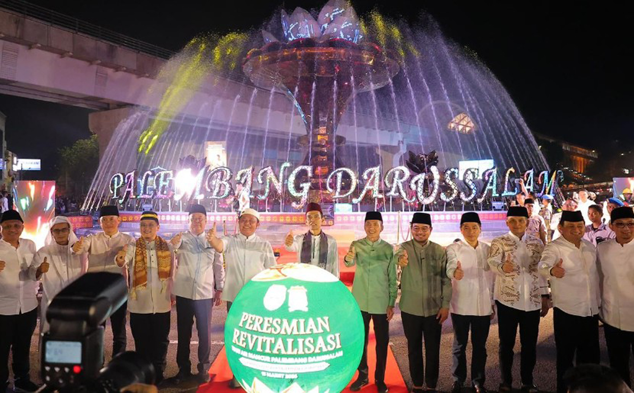 Suasana peresmian wajah baru Bundaran Air Mancur (BAM) Palembang yang kini tampil lebih megah dengan ornamen Tugu Cempako Telok.