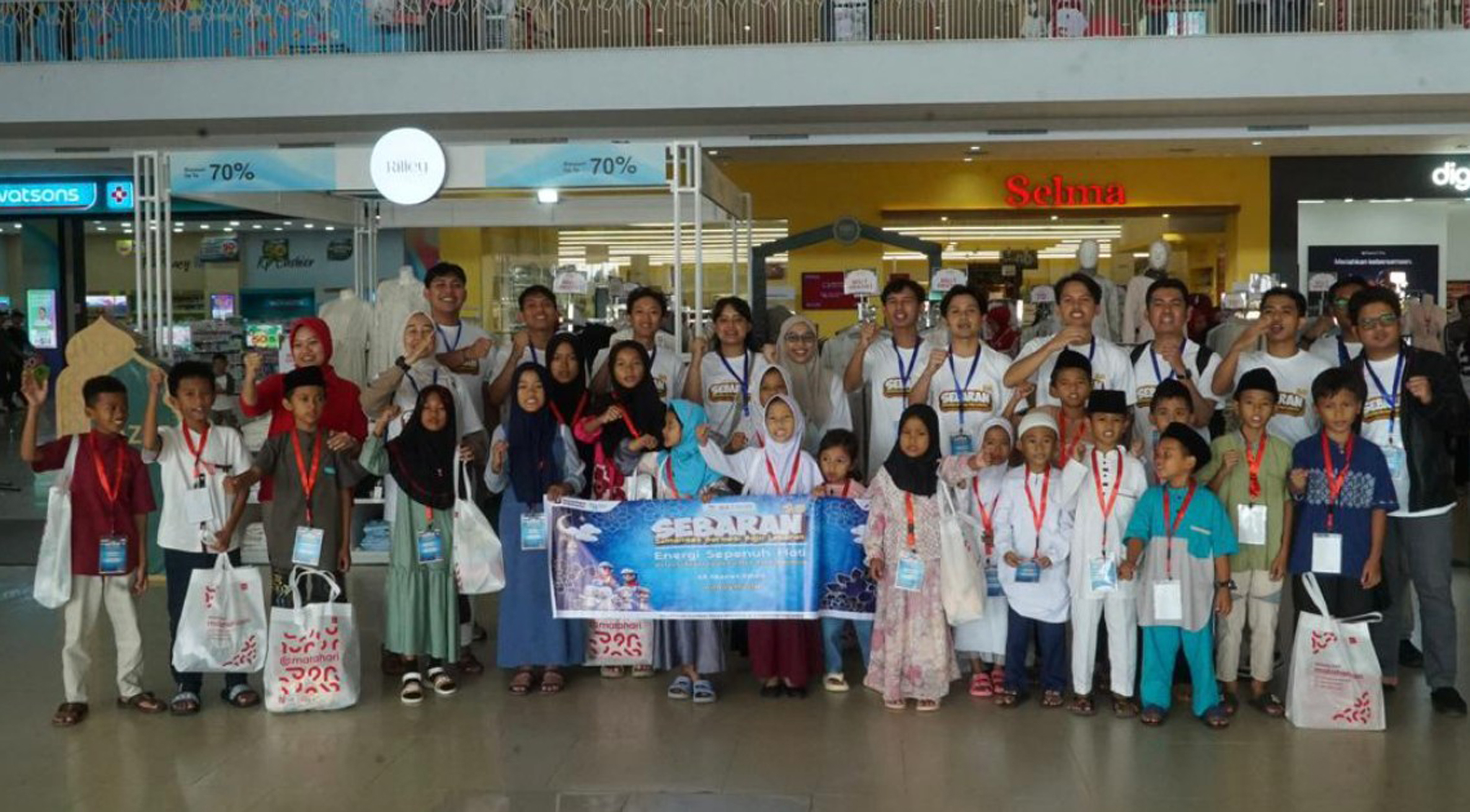 PHR Zona 4 mengajak sejumlah anak yatim di Prabumulih berbelanja baju Lebaran dalam kegiatan SEBARAN 5.0