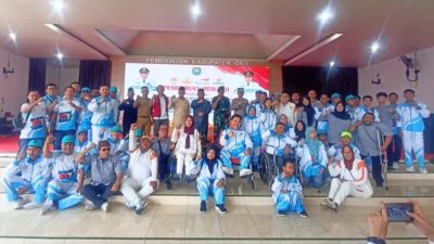 Bupati Ogan Komering Ulu (OKU), H Teddy Meilwansyah (tengah), dan pejabat Forkopimda berpose bersama puluhan atlet dan pelatih berprestasi OKU usai acara penyerahan tali asih di Gedung Rumah Dinas Bupati.