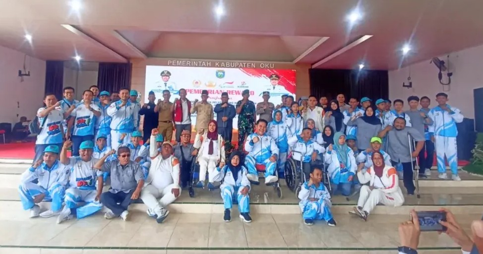 Bupati Ogan Komering Ulu (OKU), H Teddy Meilwansyah (tengah), dan pejabat Forkopimda berpose bersama puluhan atlet dan pelatih berprestasi OKU usai acara penyerahan tali asih di Gedung Rumah Dinas Bupati.