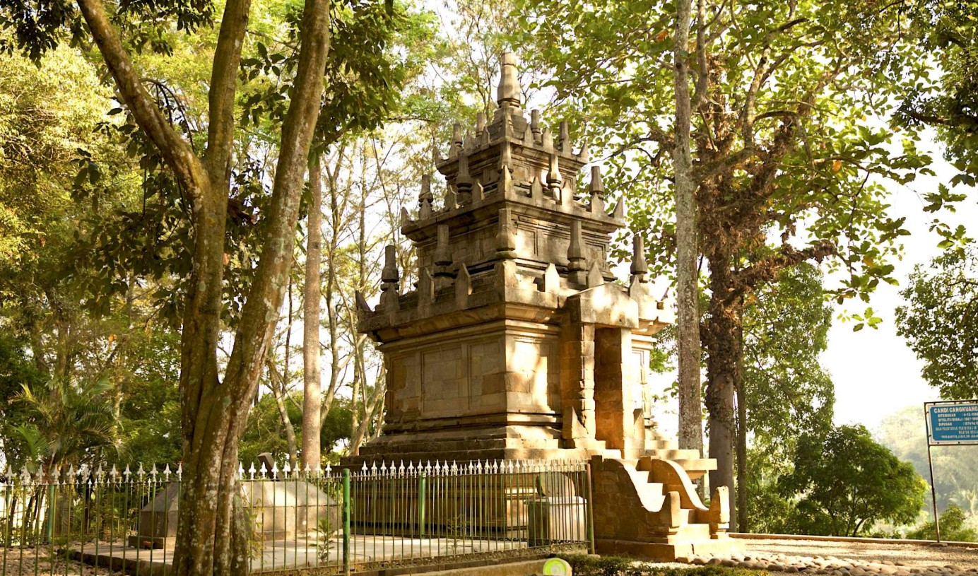 Situs Candi Cangkuang yang berdiri kokoh di tengah suasana asri Kecamatan Leles, Kabupaten Garut. Struktur batu andesit ini menjadi bukti sejarah peradaban Hindu abad ke-8 di Jawa Barat.