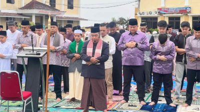 KHUSYUK DALAM UKHUWAH : Ratusan jamaah, yang terdiri dari personel kepolisian dan masyarakat sekitar, mengikuti sholat berjamaah dengan penuh kedamaian di halaman Mapolres OKU.