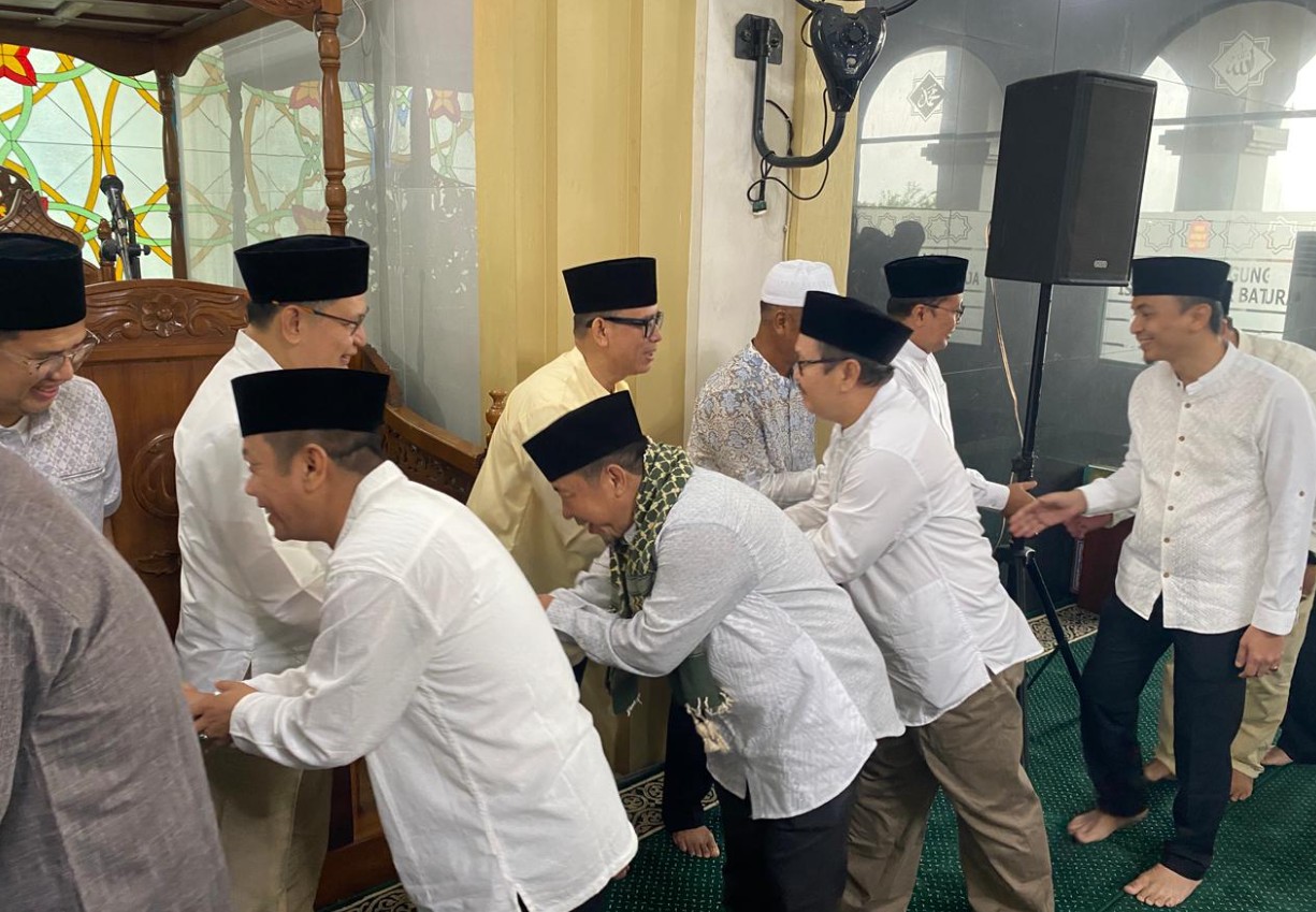 Momen persaudaraan dan silaturahmi yang hangat di Islamic Center Baturaja. Bupati OKU, H Teddy Meilwansyah didampingi Wakil Bupati OKU, H Marjito Bachri dan Forkompimda OKU dan para jemaah dan tokoh masyarakat saling bersalaman takzim.