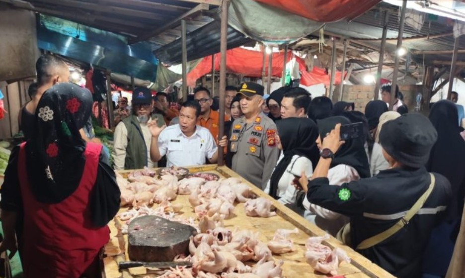 Tim gabungan Pemkab OKU dan kepolisian berdialog dengan pedagang ayam di Pasar Atas Baturaja, Rabu (10/3/2026). Petugas mengecek langsung ketersediaan stok dan stabilitas harga pangan menjelang Lebaran.