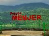 Spot foto ikonik di Telaga Menjer, Wonosobo. Tempat ini sangat populer untuk berswafoto bersama keluarga.