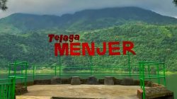 Spot foto ikonik di Telaga Menjer, Wonosobo. Tempat ini sangat populer untuk berswafoto bersama keluarga.