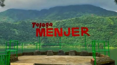 Spot foto ikonik di Telaga Menjer, Wonosobo. Tempat ini sangat populer untuk berswafoto bersama keluarga.