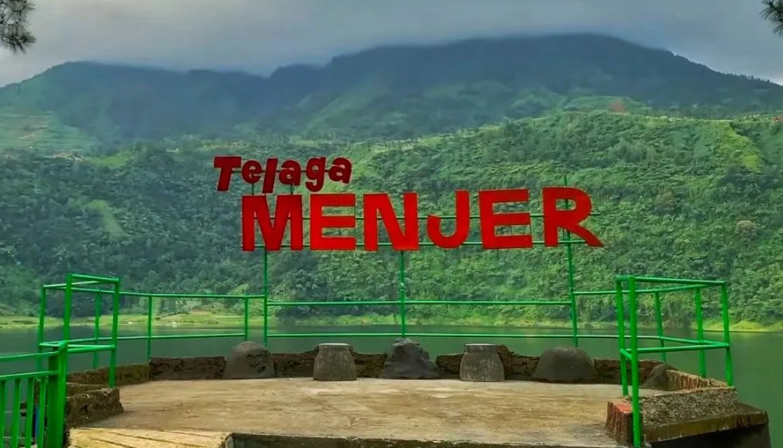 Spot foto ikonik di Telaga Menjer, Wonosobo. Tempat ini sangat populer untuk berswafoto bersama keluarga.
