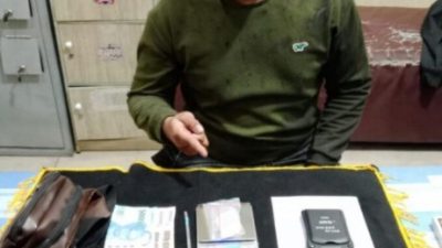 Tersangka IF (24) terdiam saat Satresnarkoba Polres OKU menunjukkan barang bukti sabu seberat 15,97 gram.