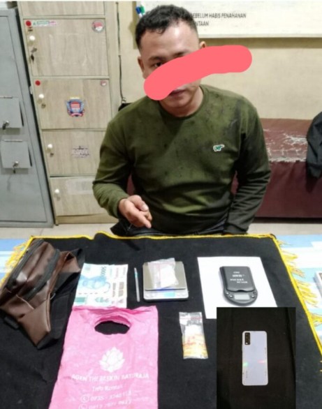 Tersangka IF (24) terdiam saat Satresnarkoba Polres OKU menunjukkan barang bukti sabu seberat 15,97 gram.