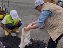 Bupati Teddy Tinjau Perbaikan Jalan Rusak