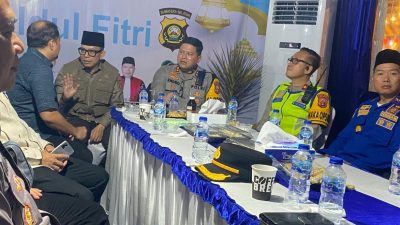 SINERGI LINTAS SEKTORAL: Suasana koordinasi kesiapan pengamanan Idul Fitri di OKU, Sumatera Selatan. Di meja utama, Bupati OKU, H Teddy Meilwansyah, Ketua Pengadilan Negeri Baturaja bgersama Kapolres OKU, Endro Aribowo didampingi Wakapolres OKU berdiskusi serius.