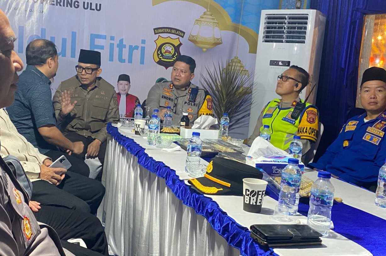 SINERGI LINTAS SEKTORAL: Suasana koordinasi kesiapan pengamanan Idul Fitri di OKU, Sumatera Selatan. Di meja utama, Bupati OKU, H Teddy Meilwansyah, Ketua Pengadilan Negeri Baturaja bgersama Kapolres OKU, Endro Aribowo didampingi Wakapolres OKU berdiskusi serius.