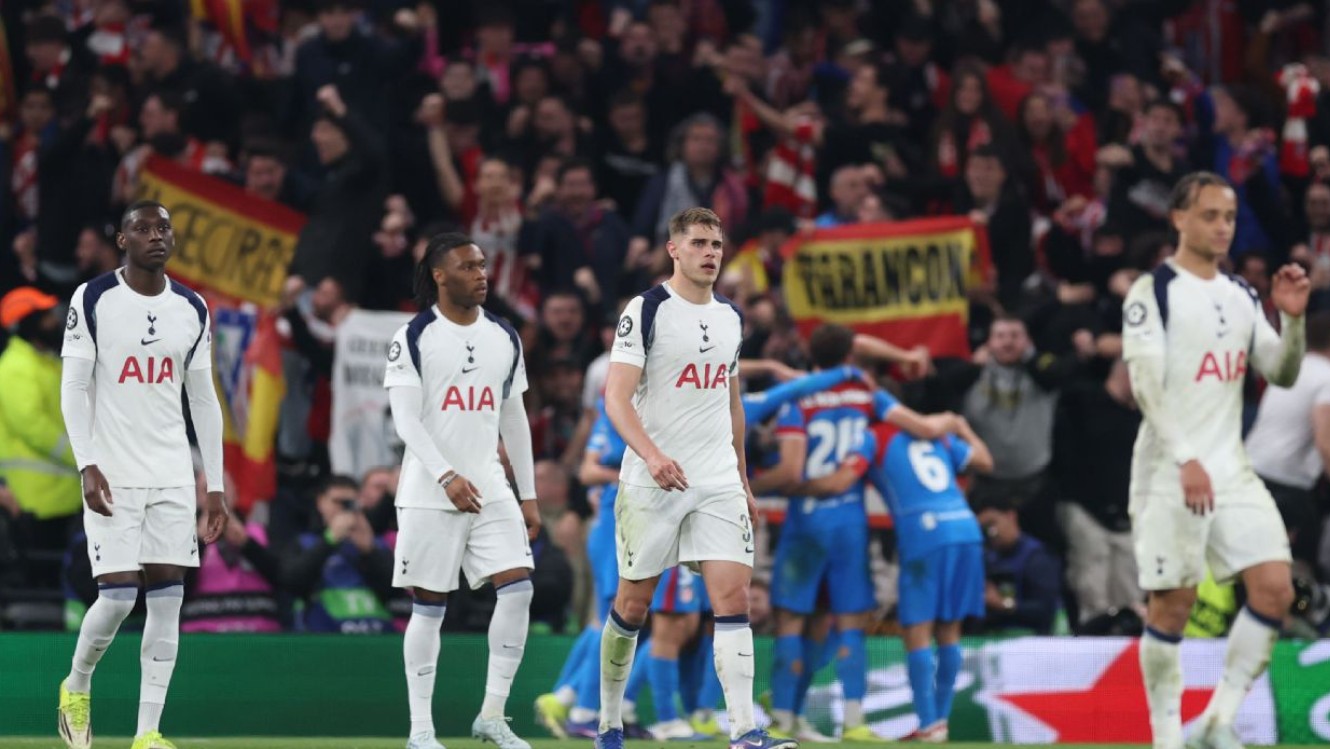 MOMEN PAHIT : Kontras antara emosi para pemain Tottenham Hotspur yang kecewa dan tim lawan yang merayakan kemenangan di depan pendukung setianya. Salah satu pemain Spurs (tengah) berjalan dengan tatapan kosong, mencerminkan hasil akhir yang tidak diinginkan.