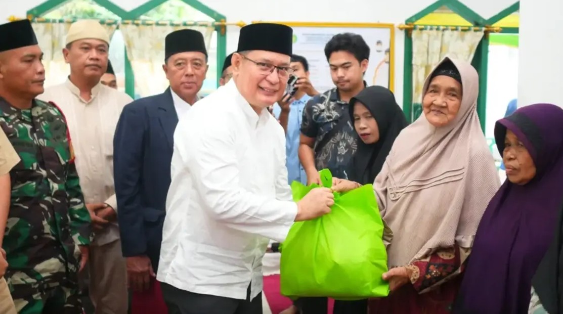 Rombongan Wakil Bupati OKU berfoto bersama warga dan anak-anak penerima bantuan tas sembako saat Safari Ramadan di Sepancar.