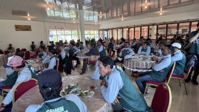 Peserta pelatihan mengenakan seragam hijau duduk rapi mengikuti sesi teori Akademi Jago Bangunan SMBR.