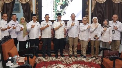 Bupati OKU H Teddy Meilwansyah dan jajaran BPOM menunjuk peta lokasi lahan hibah kantor UPT BPOM.