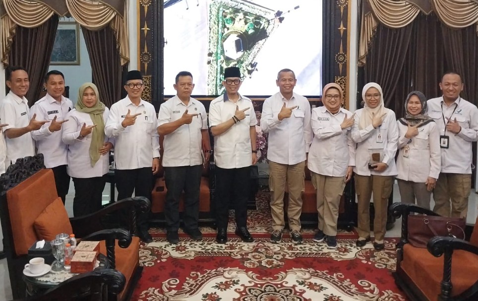 Bupati OKU H Teddy Meilwansyah dan jajaran BPOM menunjuk peta lokasi lahan hibah kantor UPT BPOM.