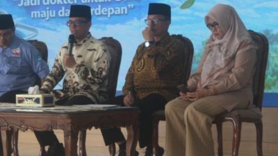 Bupati OKU Teddy Meilwansyah berbicara di podium dalam sosialisasi program beasiswa dokter.