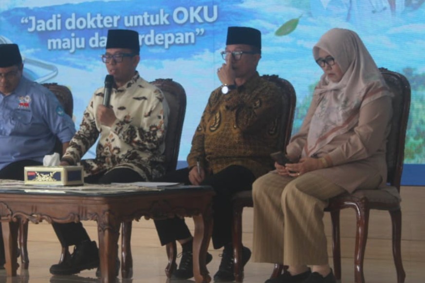 Bupati OKU Teddy Meilwansyah berbicara di podium dalam sosialisasi program beasiswa dokter.