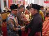 Bupati OKU Teddy Meilwansyah bersalaman dalam acara Halal Bihalal perantau Sumbagsel di Palembang.