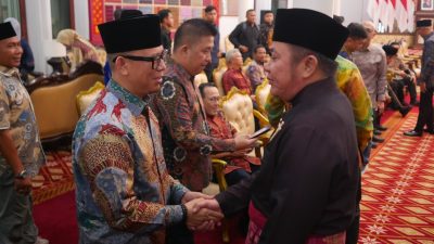 Bupati OKU Teddy Meilwansyah bersalaman dalam acara Halal Bihalal perantau Sumbagsel di Palembang.