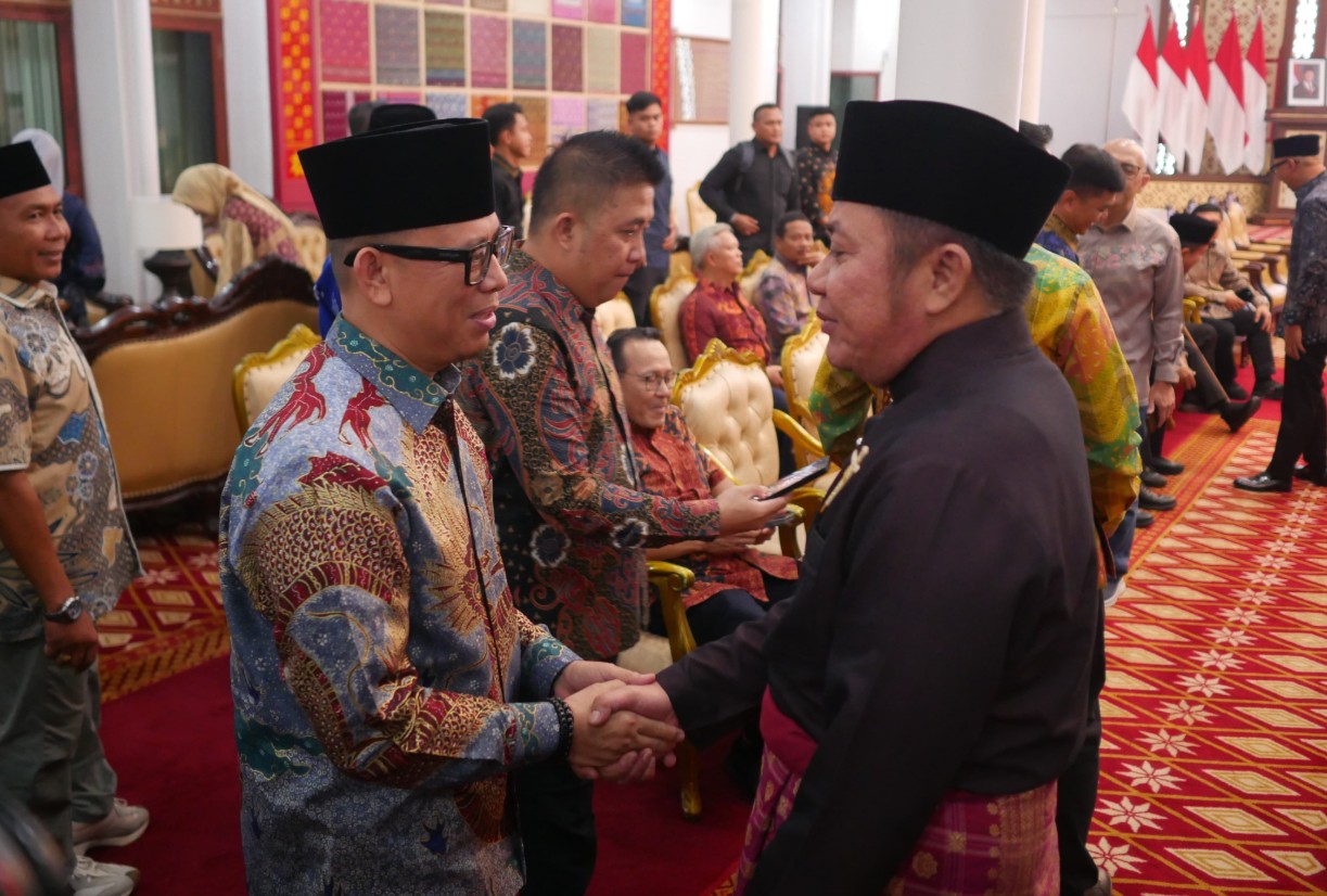 Bupati OKU Teddy Meilwansyah bersalaman dalam acara Halal Bihalal perantau Sumbagsel di Palembang.