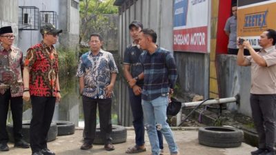 Bupati OKU Teddy Meilwansyah beserta jajaran meninjau selokan air di samping Bengkel Enggano Motor untuk proyek pemasangan box culvert.
