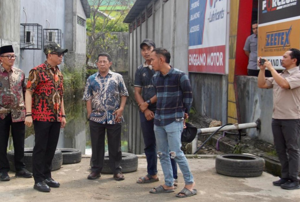 Bupati OKU Teddy Meilwansyah beserta jajaran meninjau selokan air di samping Bengkel Enggano Motor untuk proyek pemasangan box culvert.