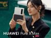 Seorang model wanita memegang smartphone lipat Huawei Pura X Max warna putih dengan modul kamera lonjong dan branding XMAGE.